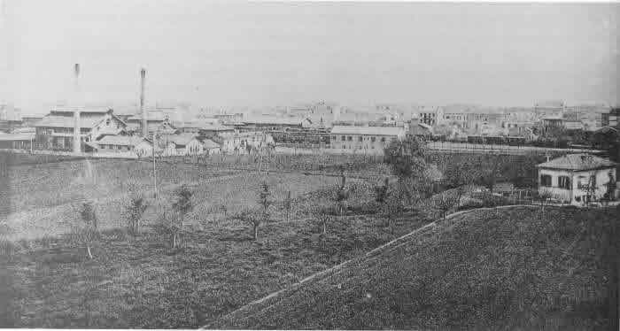 La fabbrica di bottiglie di Portocivitanova in un'antica fotografia tratta dal libro di F. Concetti "Storia, vetustà, graffiti, uomini illustri. Vernacolo di Civitanova Marche" - 2006La fabbrica di bottiglie di Portocivitanova in un'antica fotografia tratta dal libro di F. Concetti "Storia, vetustà, graffiti, uomini illustri. Vernacolo di Civitanova Marche" - 2006