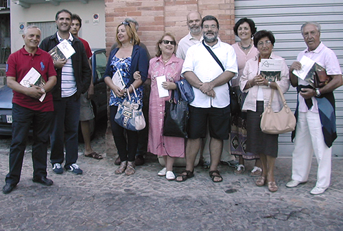 Gruppo di una parte dei partecipanti alla visita nella città alta (Foto di Raimondo Giustozzi).